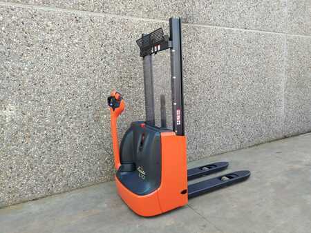 Apilador eléctrico 2017  Linde L10B (1)