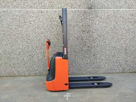 Apilador eléctrico 2017  Linde L10B (2)