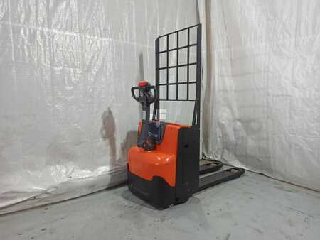 Electric Pallet Jacks 2015  BT LWE200 (1)