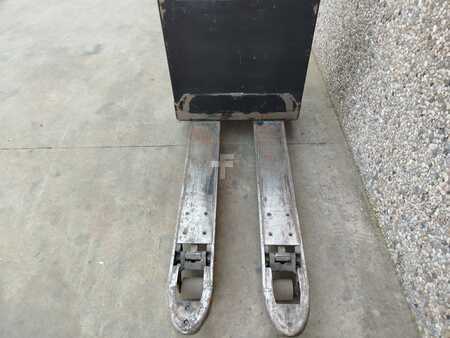 Electric Pallet Trucks 2017  BT LWE200 (6)