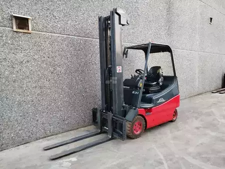 Eléctrica de 4 ruedas 2002  Linde E20 (1)