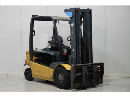 Chariot 4 roues électrique 2013  CAT Lift Trucks EP40 (1)