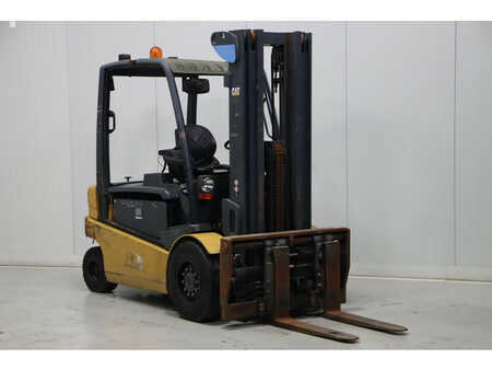 Chariot 4 roues électrique 2013  CAT Lift Trucks EP40 (1)