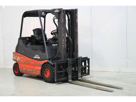 Carrelli elettrici 4 ruote 2010  Linde E30-02 (1)