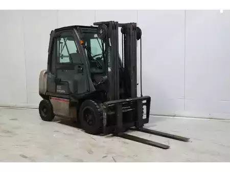 Diesel truck 2012  Nissan YG1D2A32Q (1)