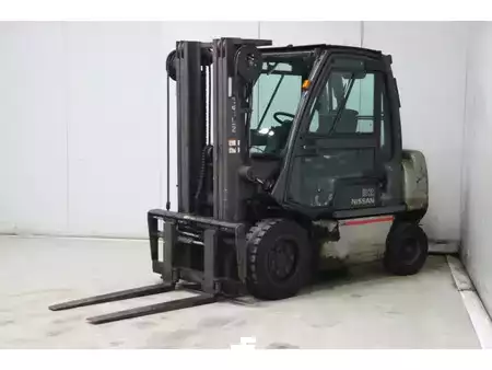 Diesel truck 2012  Nissan YG1D2A32Q (4)