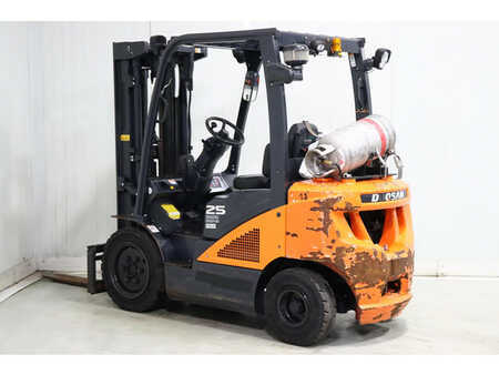 Nestekaasutrukki 2017  Doosan G25N-7 (4)