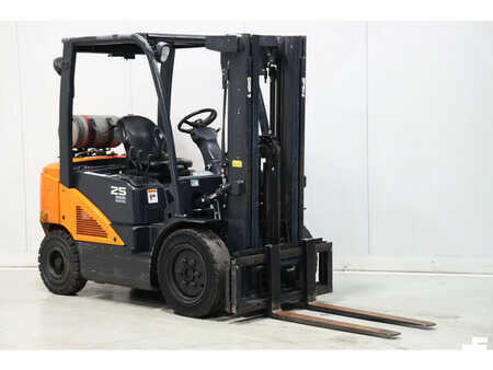 Nestekaasutrukki 2017  Doosan G25N-7 (1)