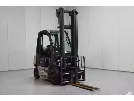 Gázüzemű targonca 2020  Nissan U1D2A25LQ (1)