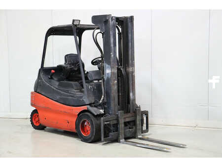 4-wiel elektrische heftrucks 1999  Linde E25-02 (1)