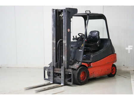 4-wiel elektrische heftrucks 1999  Linde E25-02 (3)