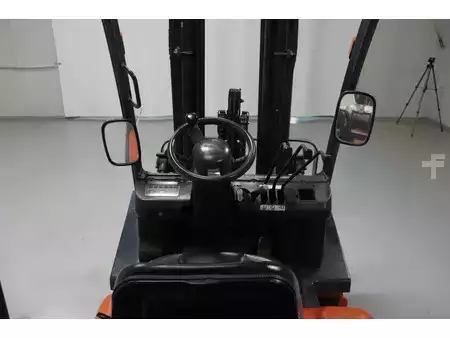 Gázüzemű targonca 2003  Nissan UGD02A30PQ (3)