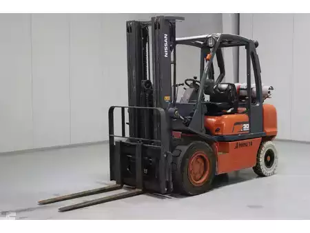 Gázüzemű targonca 2003  Nissan UGD02A30PQ (5)