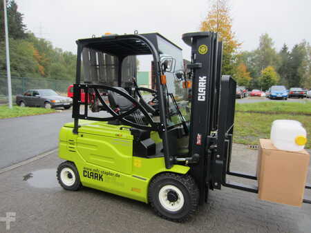 4-wiel elektrische heftrucks 2021  Clark GEX25 (1)