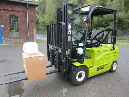 4-wiel elektrische heftrucks 2021  Clark GEX25 (3)