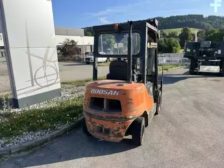 Carrelli elevatori diesel 2014  Doosan D30S-5 (3)