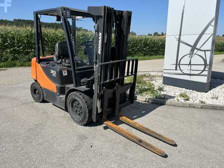 Empilhador diesel 2017  Doosan D30S-5 (4)