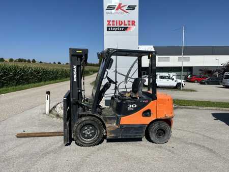 Empilhador diesel 2016  Doosan D30S-5 (1)