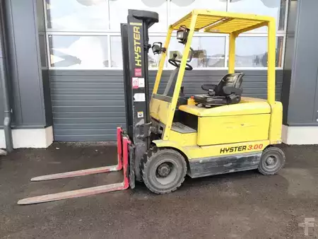 Chariots électriques à 4 roues 2002  Hyster J 3.00XM (1)