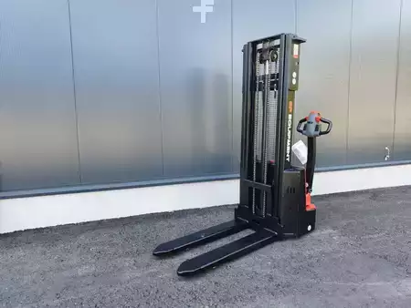 Apilador eléctrico 2025  EP Equipment DS3 NEUMASCHINE (3)