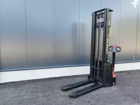 Apilador eléctrico 2025  EP Equipment DS3 NEUMASCHINE (1)