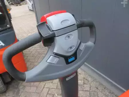 Transpaleta eléctrica 2022  Toyota LWE160 (5)