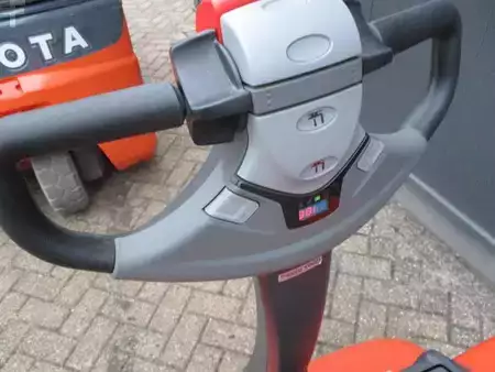 Elektromos emelőkocsik 2019  Toyota LWE200 (6)