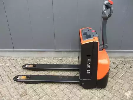 Transpaleta eléctrica 2019  Toyota LWE160 (1)