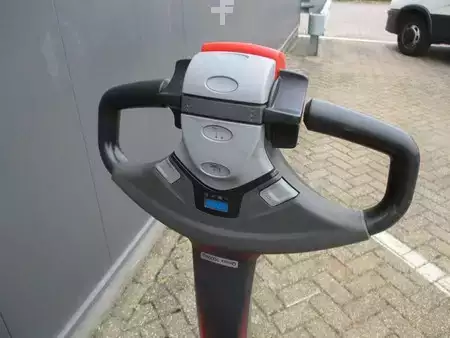 Transpaleta eléctrica 2019  Toyota LWE160 (5)