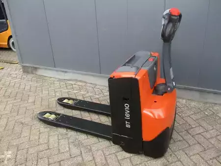 Porta-paletes elétrico 2019  Toyota LWE200 (2)