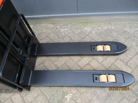 Hochhubwagen 2013  BT SWE 080L (5)