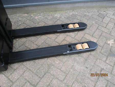 Hochhubwagen 2013  BT SWE 080L (6)