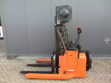 Apilador eléctrico 2013  BT RWE120 (1)