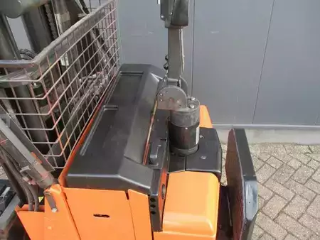 Apilador eléctrico 2013  BT RWE120 (12)