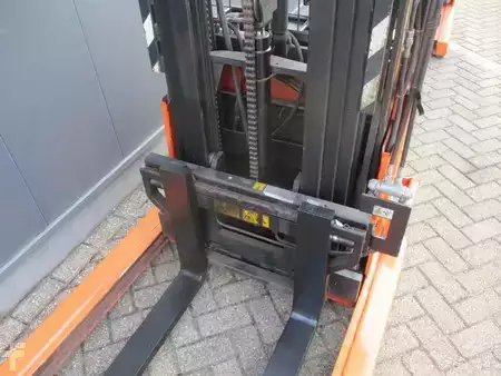 Apilador eléctrico 2013  BT RWE120 (4)