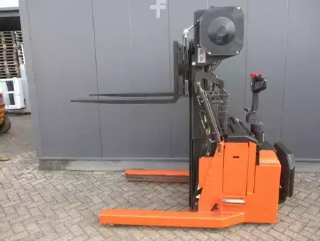 Apilador eléctrico 2013  BT RWE120 (6)