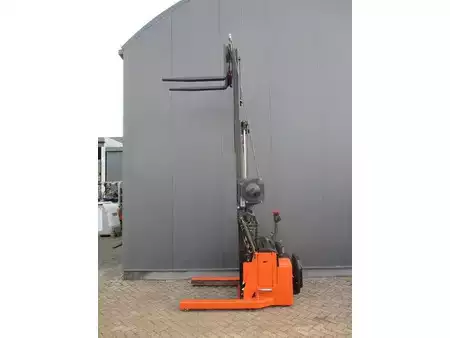 Apilador eléctrico 2013  BT RWE120 (7)