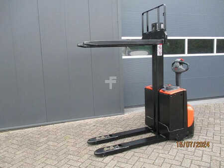 Stacker pedestre 2013  BT SWE 080L (8)