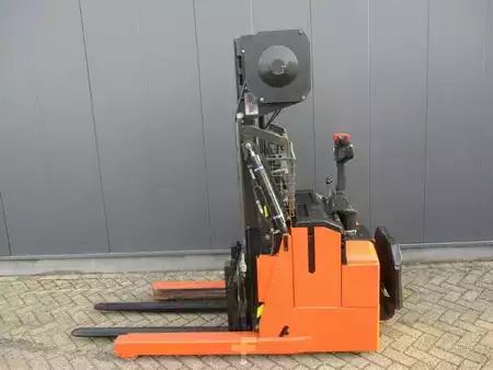 Apilador eléctrico 2012  BT RWE120 (1)