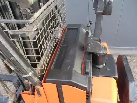 Apilador eléctrico 2012  BT RWE120 (11)