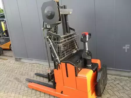 Apilador eléctrico 2012  BT RWE120 (3)