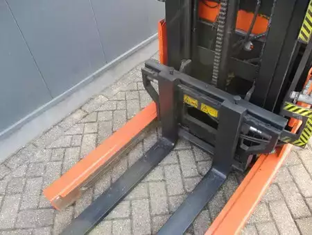 Apilador eléctrico 2012  BT RWE120 (4)