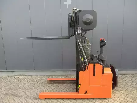 Apilador eléctrico 2012  BT RWE120 (5)
