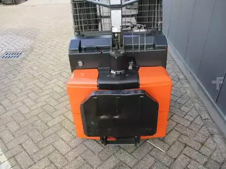 Apilador eléctrico 2012  BT RWE120 (9)