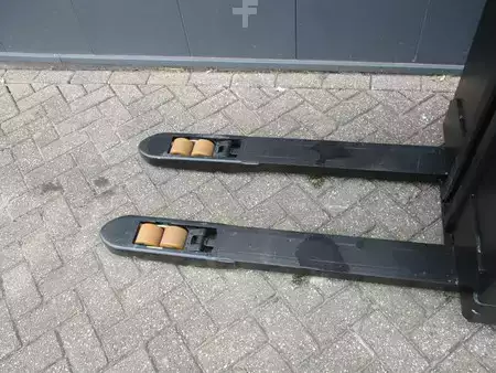 Hochhubwagen 2015  BT SWE 080L (5)
