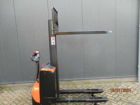 Stacker pedestre 2010  BT SWE 080L (8)