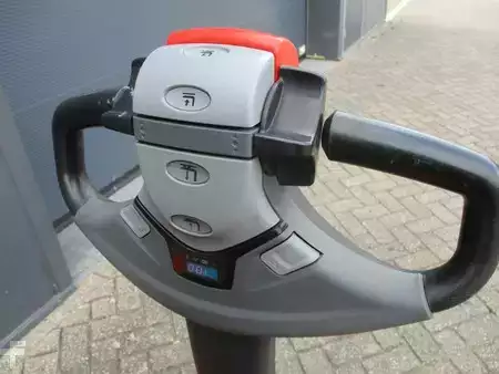 Hochhubwagen 2016  BT SWE 080L (5)