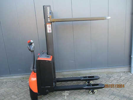 Stacker pedestre 2010  BT SWE 080L (9)