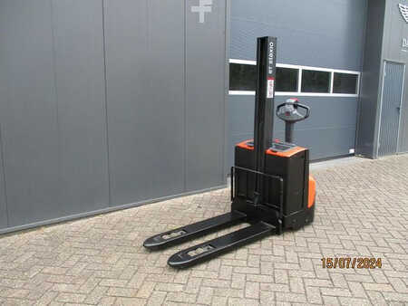 Stacker pedestre 2013  BT SWE 080L (2)