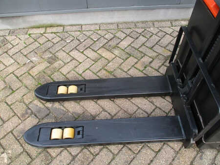 Pallet Stackers 2013 BT SWE 080L (4)